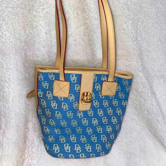 Dooney & Bourke - Wikipedia Donney & Bourke Logo handbag